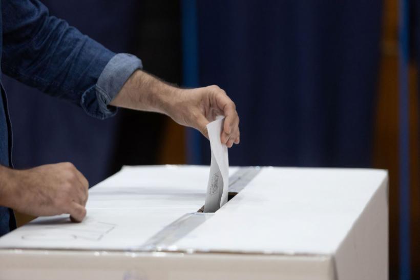 56,4% din români vor alegeri anticipate, 53% - resping premierul tehnocrat