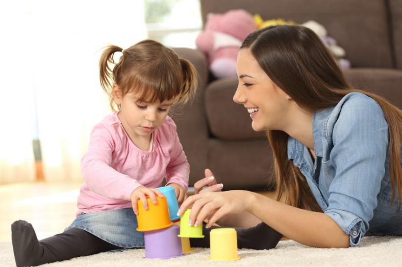 Creșterea copiilor, un lux pentru români. Costuri uriașe pentru serviciile unei bone