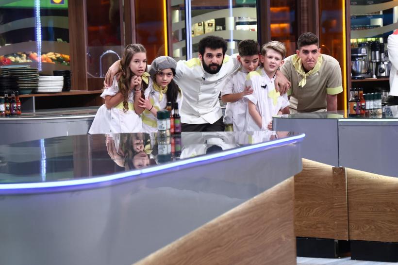 Echipa roz a câștigat prima amuletă la Chefi la cuțite – Viitorul are gust, iar cea dintâi întrecere a adus egalitate între trei tabere. Competiția continuă mâine, de la 20:30! 19011444