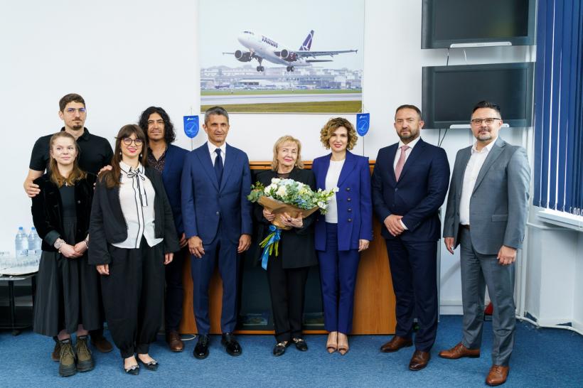 Prima aeronavă Boeing 737 MAX care înnoiește flota TAROM va purta numele „Mircea Lucescu” 19011637