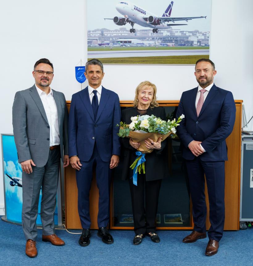 Prima aeronavă Boeing 737 MAX care înnoiește flota TAROM va purta numele „Mircea Lucescu” 19011638