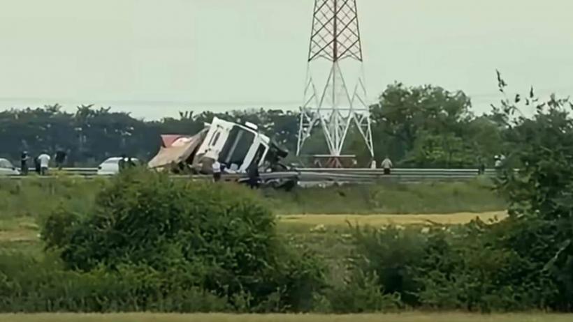 Tragedie pe centura Timișoarei: un bărbat a murit după ce un TIR încărcat cu cărămizi s-a răsturnat peste mașina sa 19011843