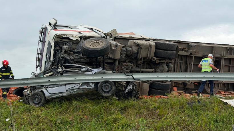 Tragedie pe centura Timișoarei: un bărbat a murit după ce un TIR încărcat cu cărămizi s-a răsturnat peste mașina sa