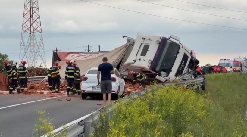 Tragedie pe centura Timișoarei: un bărbat a murit după ce un TIR încărcat cu cărămizi s-a răsturnat peste mașina sa 19011845