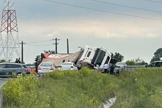 Tragedie pe centura Timișoarei: un bărbat a murit după ce un TIR încărcat cu cărămizi s-a răsturnat peste mașina sa 19011847