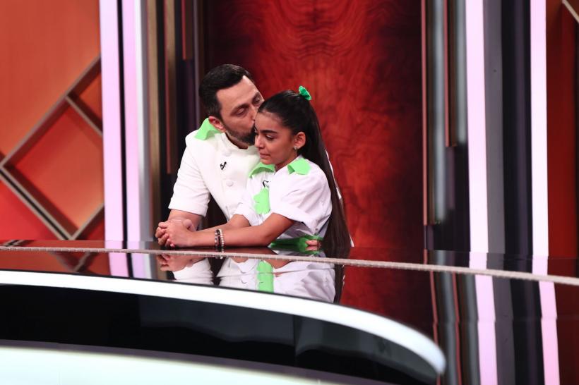 Echipa lui Chef Orlando a câștigat ieri o amuletă, iar tunicile albastre, conduse de Chef Ștefan, au obținut victoria la întrecerea culinară de la Chefi la cuțite – Viitorul are gust 19011836