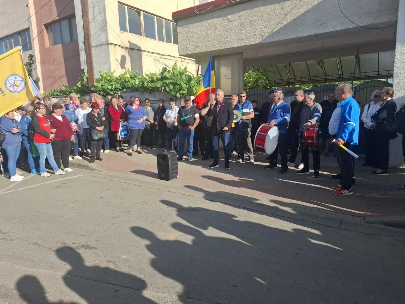 Fabrica de Arme din Cugir, împinsă la faliment. Arma de asalt 5,56 model NATO, uitată în rastel  19011602