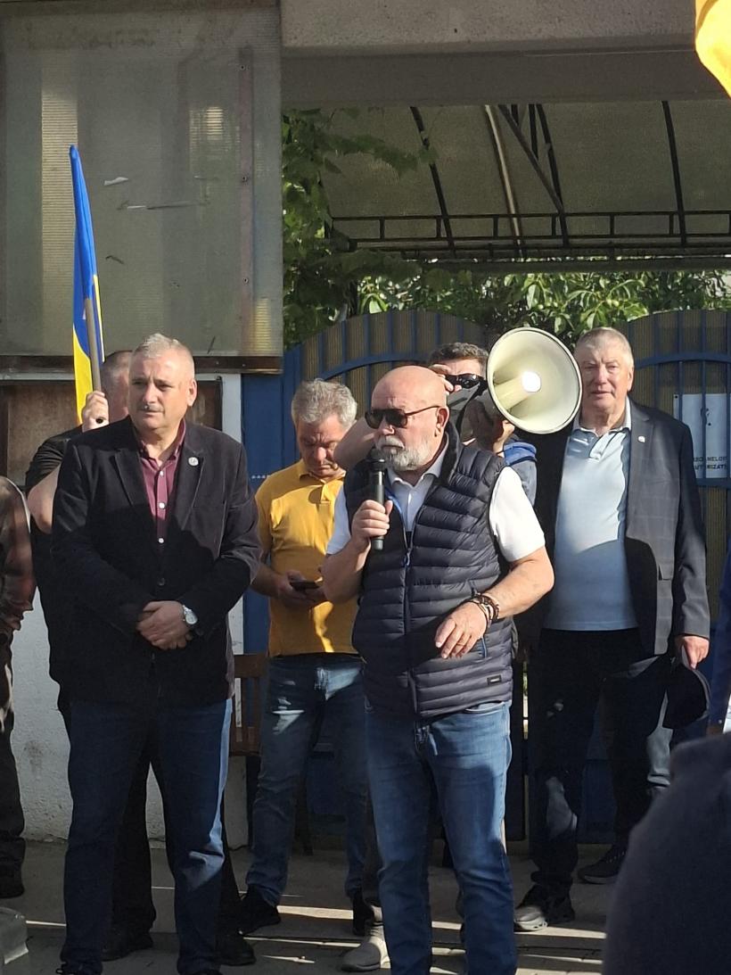 Fabrica de Arme din Cugir, împinsă la faliment. Arma de asalt 5,56 model NATO, uitată în rastel  19011603