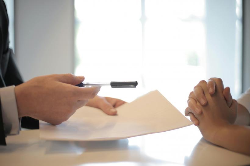 Noile reguli pe piața muncii: Angajatorii nu mai pot ascunde diferențele de salarii 