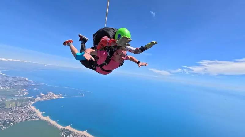 Adrenalină la maximum: S-a dat startul salturilor cu parașuta deasupra Mării Negre