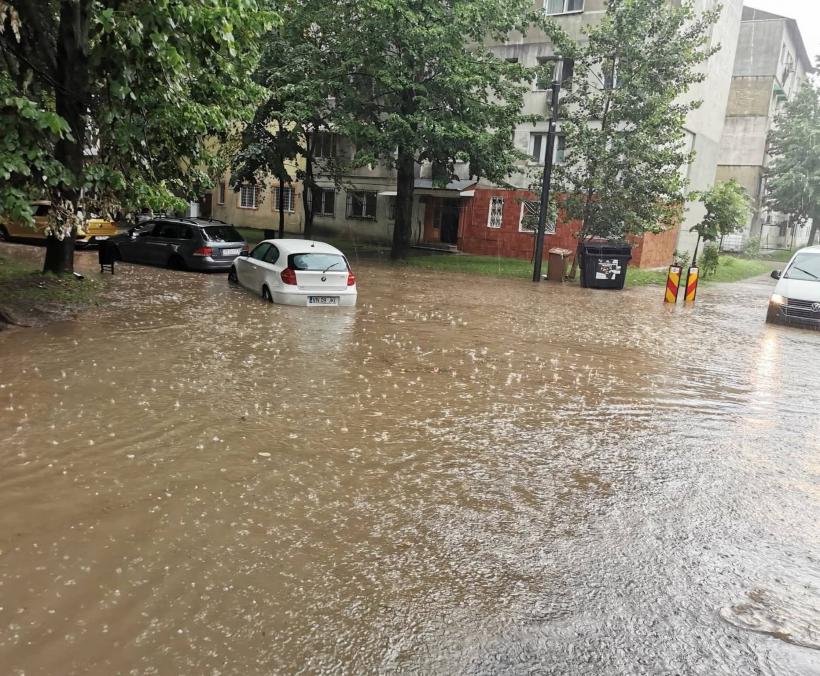 Ploile fac ravagii în România: Drumuri blocate, aluviuni și inundații