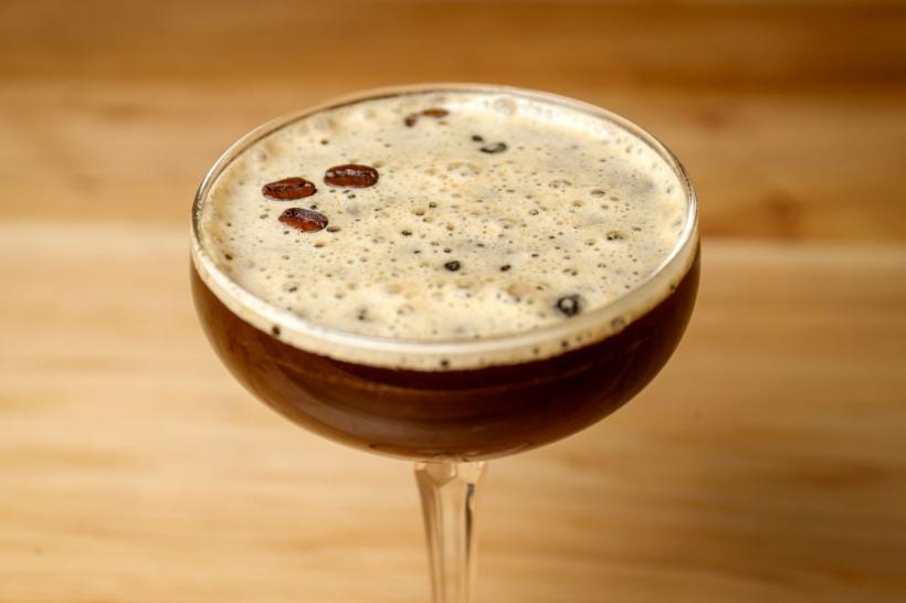 Rețeta Espresso Martini: Cum prepari acasă unul dintre cele mai populare cocktailuri