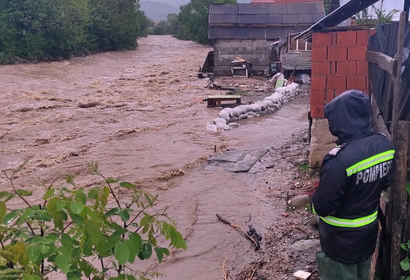 Persoană surprinsă de viitură, salvată în ultima clipă de pompieri