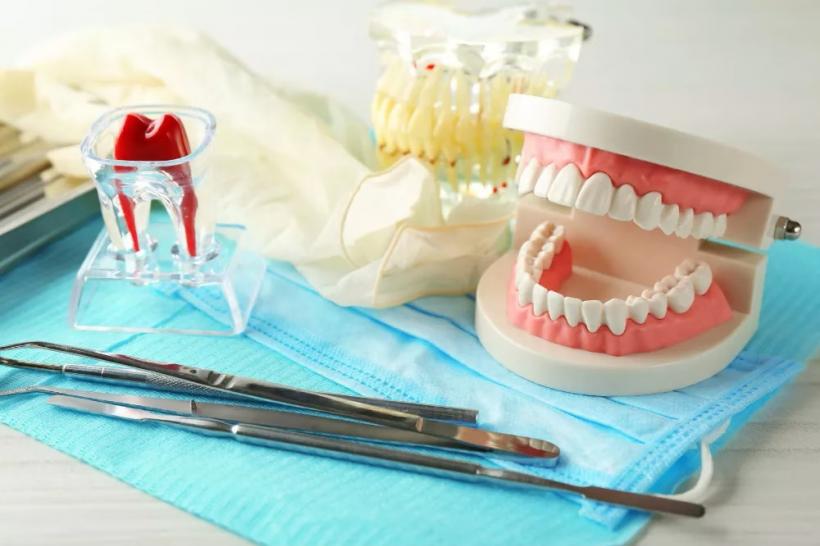 Dinți ficși sau dinți mobili? Ce ar fi bine să știi înainte să alegi o lucrare dentară