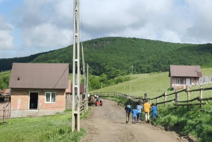 REPORTAJ: Inima sărăciei din România: când necăjiții își beau copiii