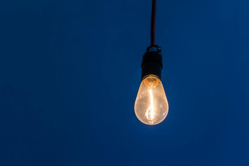 Bulgaria câștigă din ce produce România. Cum ne cumpărăm propria energie la prețuri uriașe