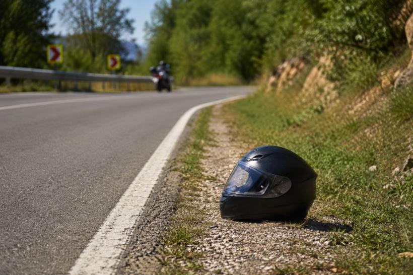Reguli nescrise: Casca pe asfalt, semnalul de urgență al motocicliștilor