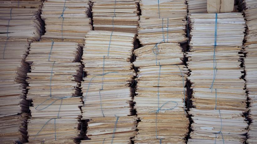 Având un serviciu specializat propriu, Ministerul Finanțelor a contractat servicii de legătorie pentru documentele din arhivă
