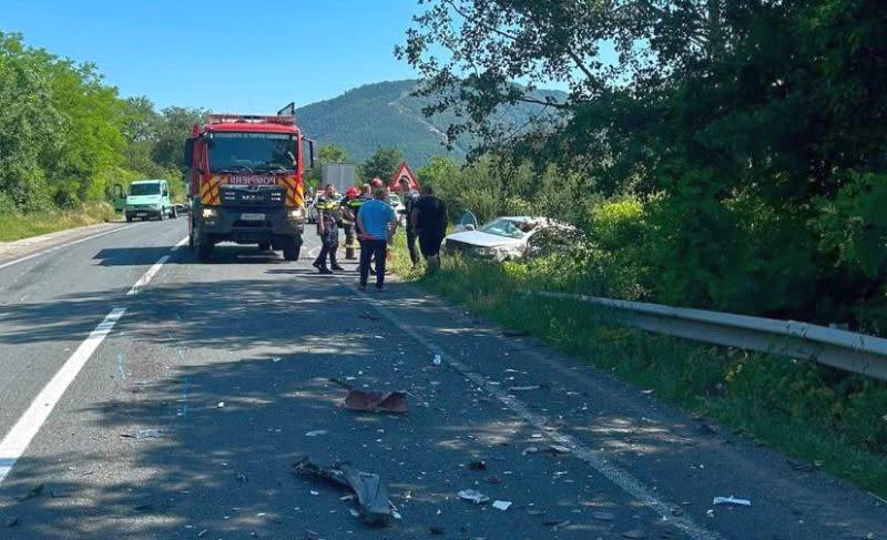 Tragedie pe DN6: o tânără de 24 de ani a murit după impactul devastator dintre un autoturism și un TIR. Un copil de 3 ani, la spital 19012745