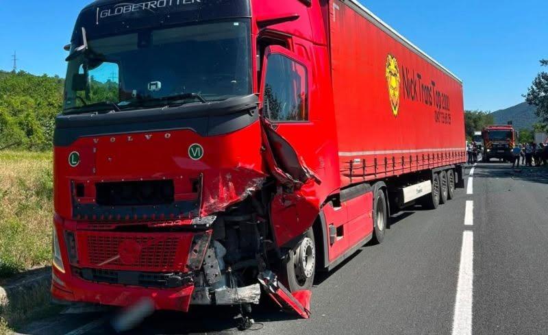 Tragedie pe DN6: o tânără de 24 de ani a murit după impactul devastator dintre un autoturism și un TIR. Un copil de 3 ani, la spital 19012746