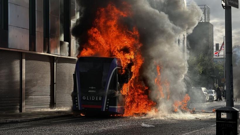 Trei familii de români, victime ale revoltelor din Belfast. Casele lor au fost devastate. MAE: „Vor să revină în România cât mai repede” 19012724