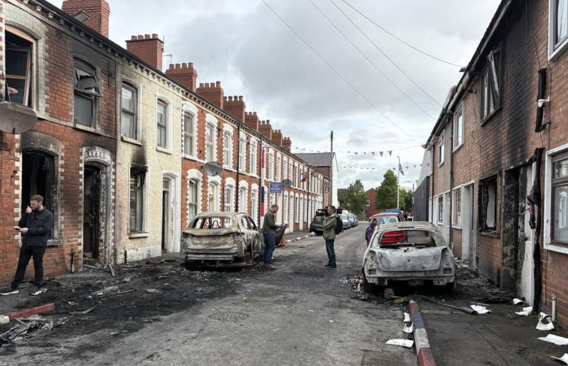 Trei familii de români, victime ale revoltelor din Belfast. Casele lor au fost devastate. MAE: „Vor să revină în România cât mai repede” 19012726