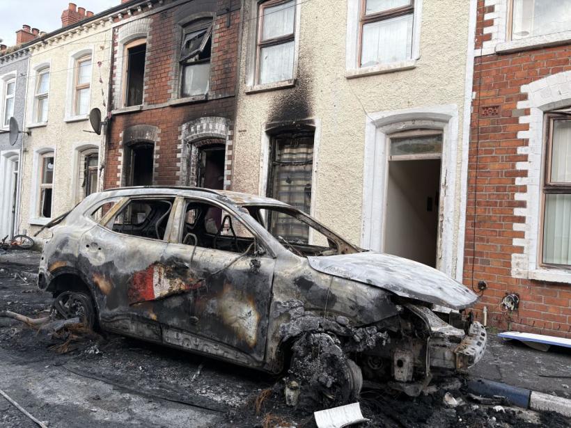 Trei familii de români, victime ale revoltelor din Belfast. Casele lor au fost devastate. MAE: „Vor să revină în România cât mai repede” 19012728