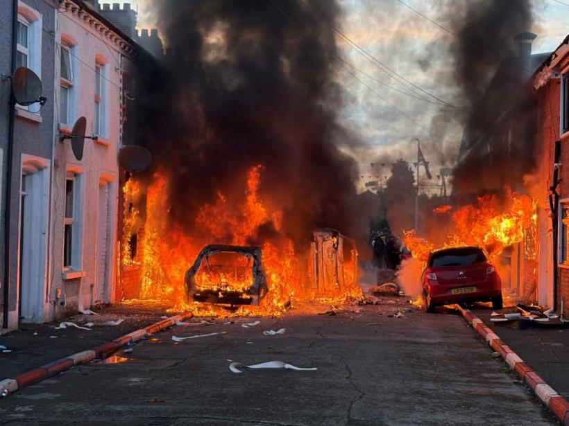 Trei familii de români, victime ale revoltelor din Belfast. Casele lor au fost devastate. MAE: „Vor să revină în România cât mai repede”