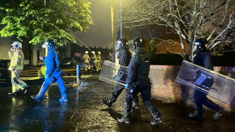 Trei familii de români, victime ale revoltelor din Belfast. Casele lor au fost devastate. MAE: „Vor să revină în România cât mai repede” 19012732
