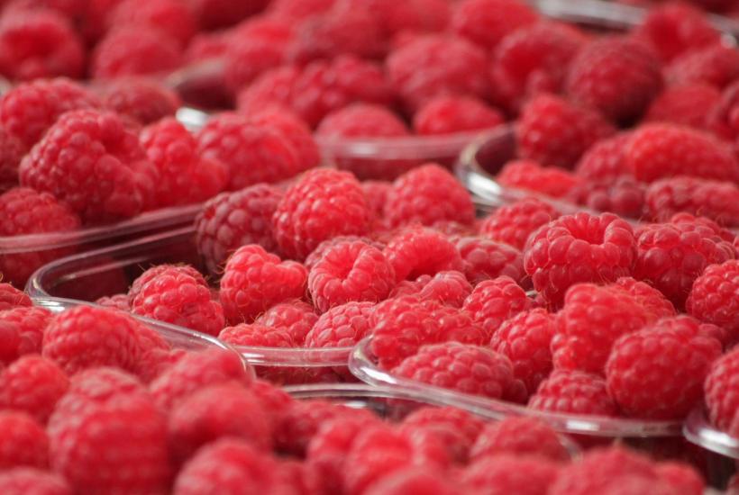Prețuri URIAȘE la fructele de sezon. Cât costă un kilogram de zmeură autohtonă