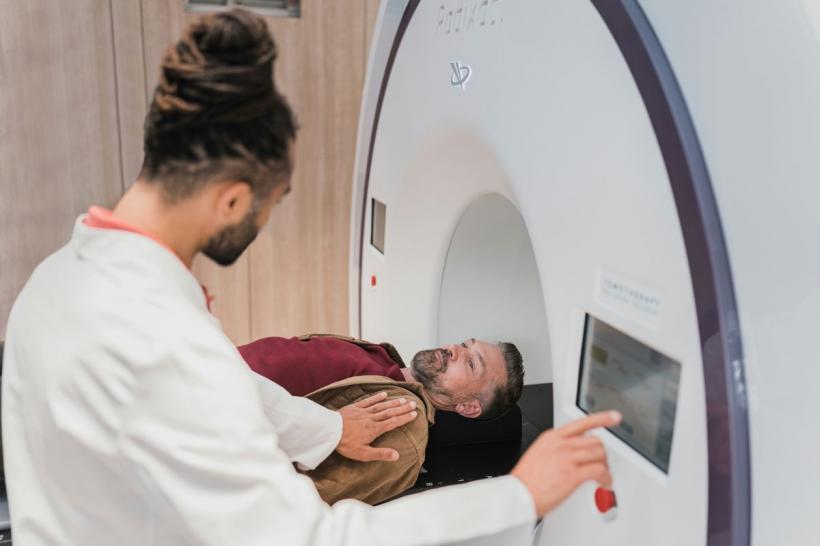 „A fost o binecuvântare!” Cum a revenit la viața normală un pacient cu cancer de prostată după doar cinci ședințe de radioterapie