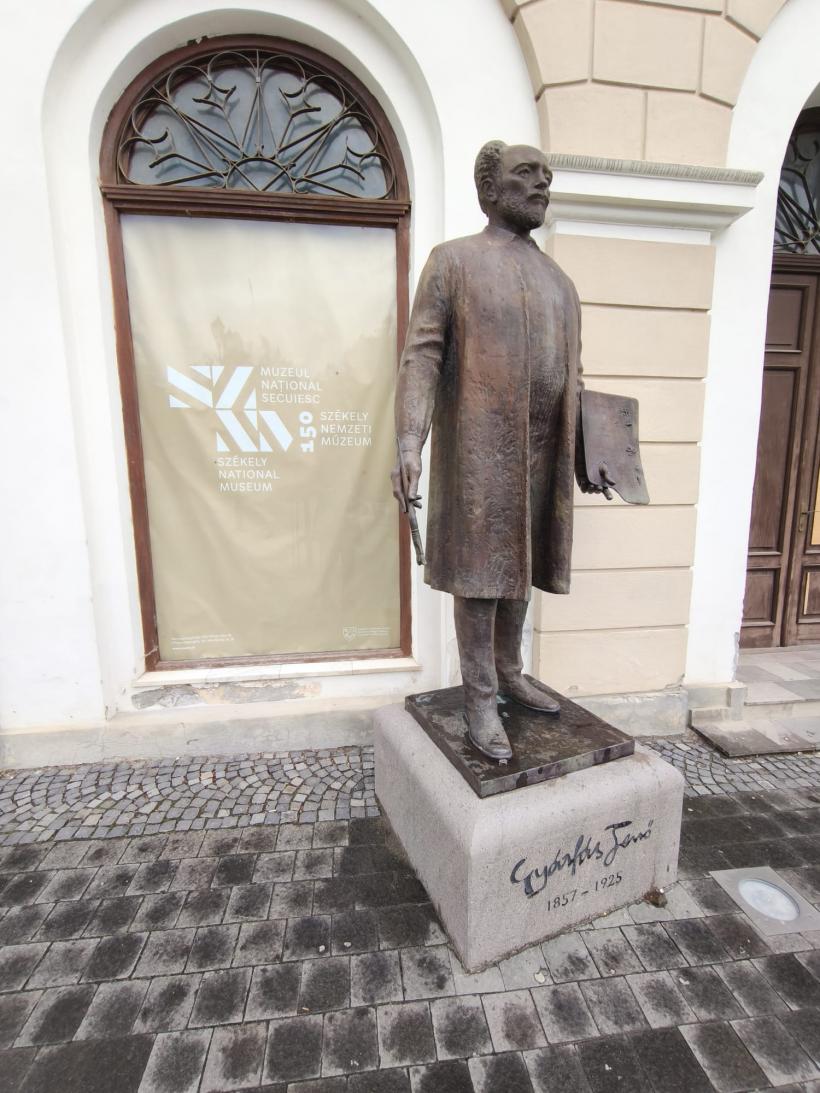 REPORTAJ: Războiul statuilor din inima României. Mihai Viteazul călărește pe moloz, la Sfântu Gheorghe 19012706