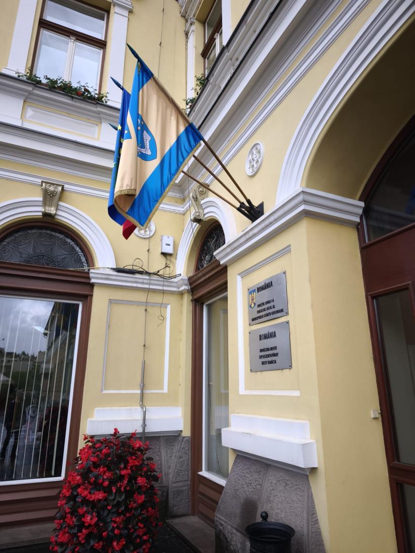 REPORTAJ: Războiul statuilor din inima României. Mihai Viteazul călărește pe moloz, la Sfântu Gheorghe 19012708