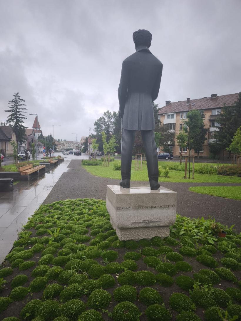REPORTAJ: Războiul statuilor din inima României. Mihai Viteazul călărește pe moloz, la Sfântu Gheorghe 19012713