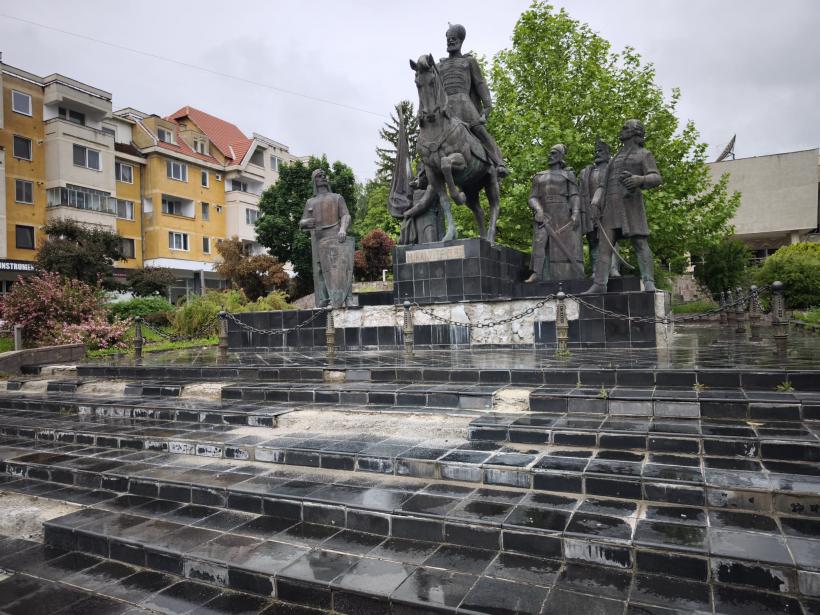 REPORTAJ: Războiul statuilor din inima României. Mihai Viteazul călărește pe moloz, la Sfântu Gheorghe 19012758