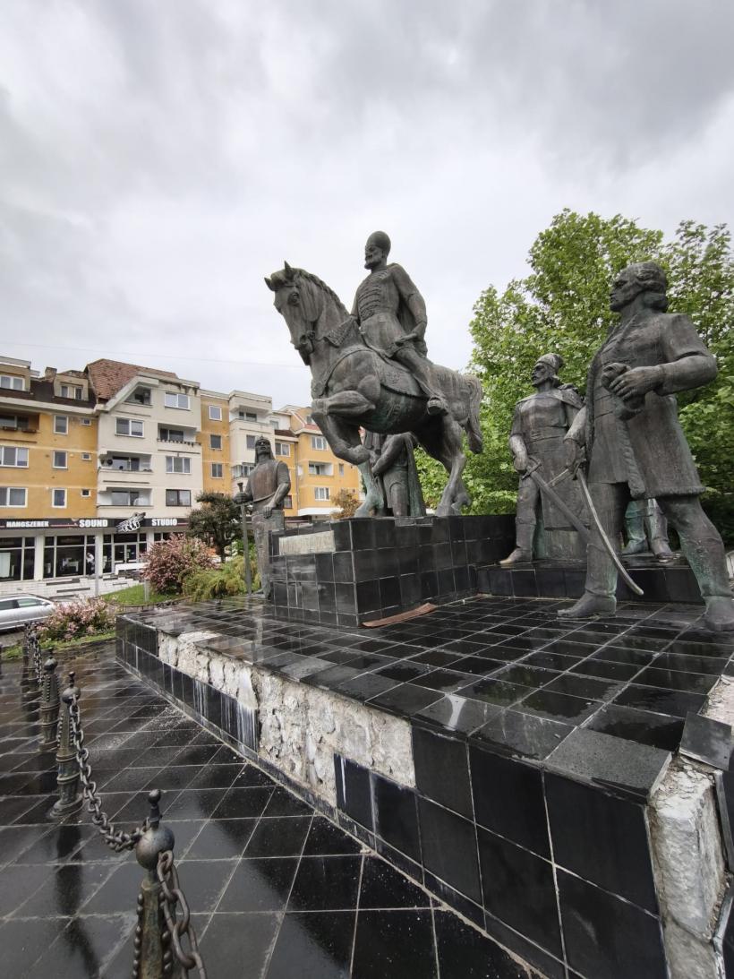 REPORTAJ: Războiul statuilor din inima României. Mihai Viteazul călărește pe moloz, la Sfântu Gheorghe 19012759