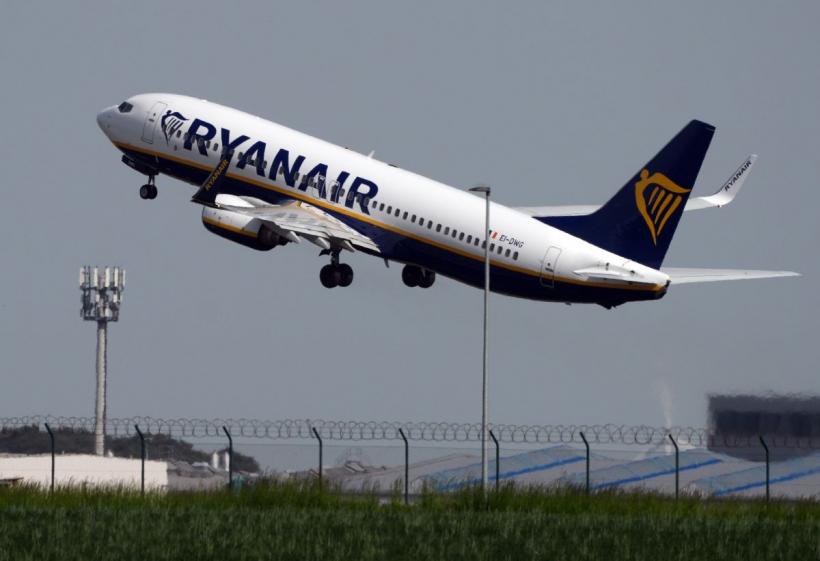 Lovitură pentru Ryanair! Compania este investigată din cauza unei taxe ascunse impuse părinților care zboară cu minori