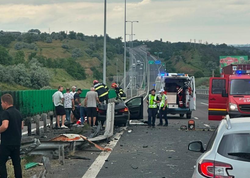 Accident grav pe Autostrada Soarelui: femeie în comă și un copil de 2 ani rănit după impactul violent cu glisiera
