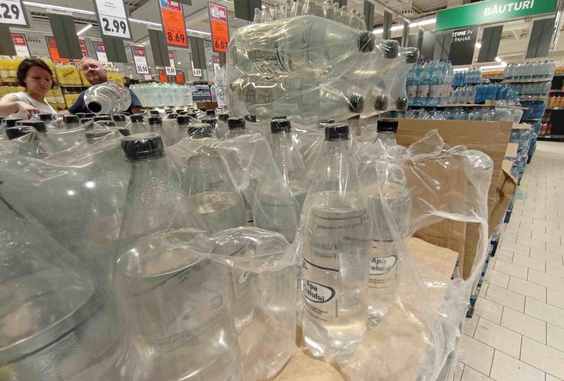 Producătorii de apă îmbuteliată, obligați să spună de unde vine apa și ce i-au făcut înainte să ajungă în sticlă 19012914
