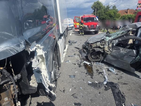 Accident grav pe DN7, în Argeș: patru persoane, inclusiv un copil, au ajuns la spital după impactul dintre un camion și două mașini