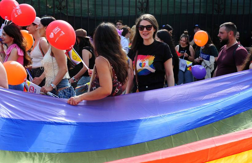 Bucharest Pride 2026. Mii de oameni s-au adunat pe Calea Victoriei  19013195
