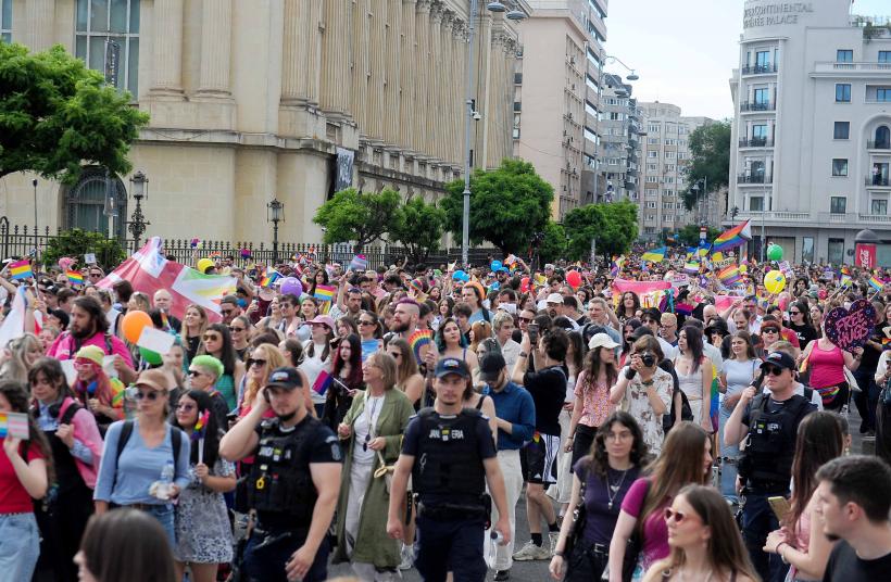 Bucharest Pride 2026. Mii de oameni s-au adunat pe Calea Victoriei  19013203