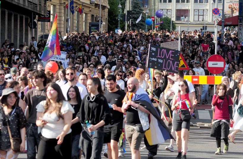 Bucharest Pride 2026. Mii de oameni s-au adunat pe Calea Victoriei  19013208