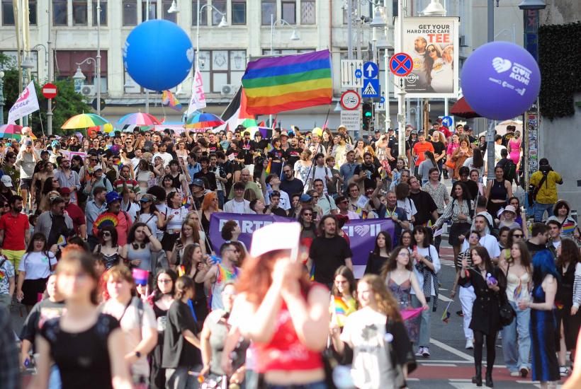 Bucharest Pride 2026. Mii de oameni s-au adunat pe Calea Victoriei  19013210