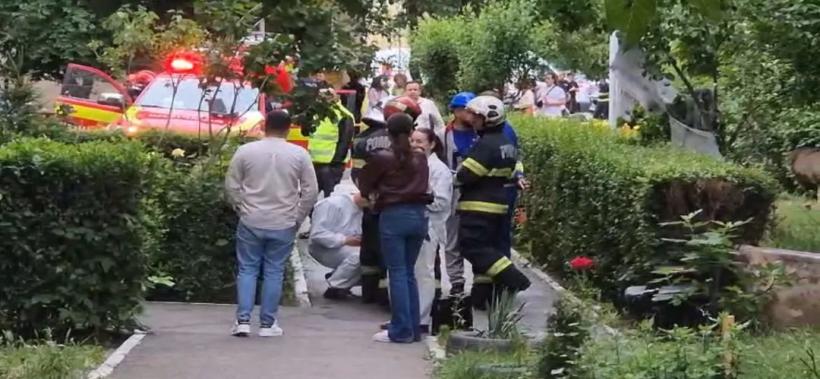 Explozie într-un bloc din Timișoara. O trotinetă electrică lăsată la încărcat ar fi declanșat deflagrația care a scos zeci de oameni din case