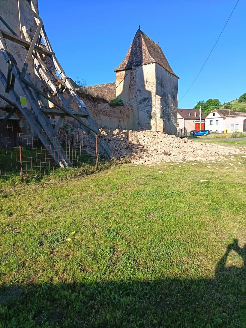Monument istoric, grav afectat. Zidul unei biserici fortificate veche de secole s-a prăbușit 19013140