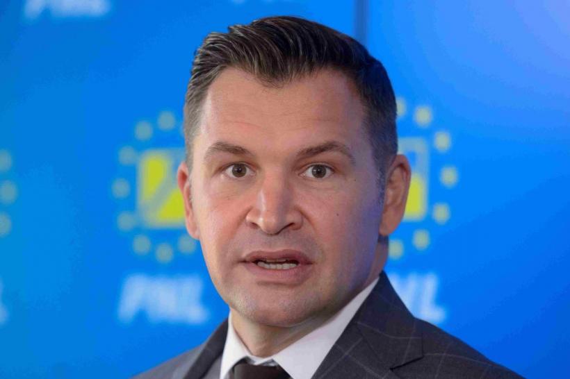 Cutremur pe scena politică: Nicușor Dan scapără chibritul în butoiul PNL. 31 de parlamentari liberali susțin noul premier desemnat 19013293