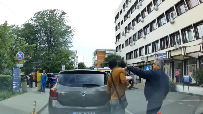 Violență extremă surprinsă pe camere! Un agent de pază agresează cu cruzime un livrator la spital