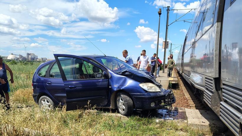 La un pas de tragedie în Constanța! Un autoturism a fost lovit de un tren Regio după ce șoferul a intrat pe pasajul pietonal 19013822