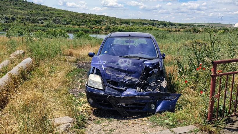 La un pas de tragedie în Constanța! Un autoturism a fost lovit de un tren Regio după ce șoferul a intrat pe pasajul pietonal 19013823